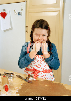 Ein Mädchen, das Lebkuchen. Stockfoto