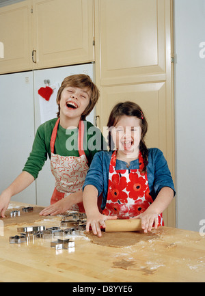 Zwei Geschwister Lebkuchen machen. Stockfoto