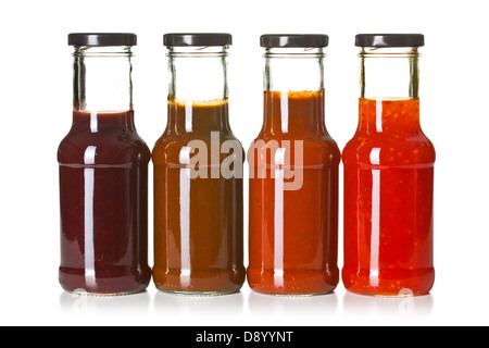 die verschiedenen Grillsaucen in Glasflaschen Stockfoto