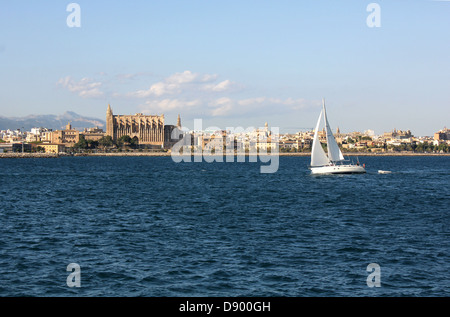 Segelyacht, die Rückkehr in den Hafen / Yachthafen vorbei an historischen gotischen Kathedrale von Palma - Hafen von Palma De Mallorca / Mallorca, Baleares Stockfoto