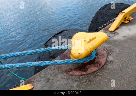 Gelbe Liegeplatz Poller mit blue Marine Seil auf dem pier Stockfoto