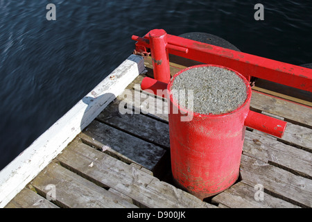 Festmacher Poller auf hölzerne Pier rot Stockfoto