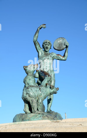 Der Bärentrainer, Der Tambourine & Training Dancing Bears spielt, Bronze-Skulptur von Louis Botinelly (1911) Marseille Provence France Stockfoto