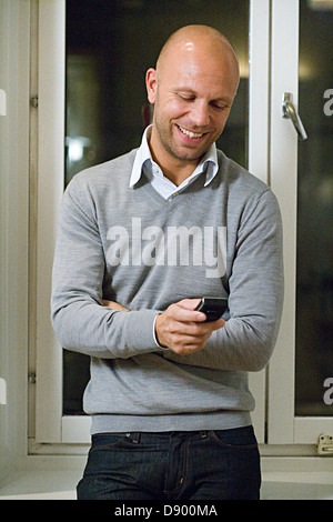 Ein Mann hält ein Handy. Stockfoto