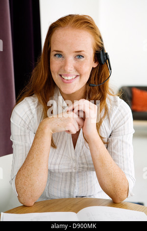 Eine junge Frau tragen Kopfhörer. Stockfoto