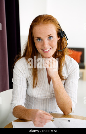 Eine junge Frau tragen Kopfhörer. Stockfoto