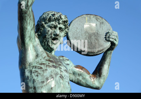 Der Bär Trainer spielen Tamburin Bronzeskulptur von Louis Botinelly (1911) Marseille Frankreich Stockfoto