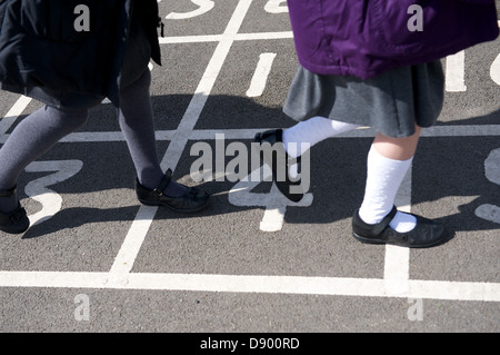 Zwei Mädchen spielen auf einem Schulhof Stockfoto