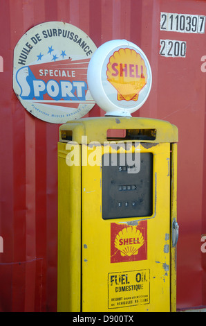 Vintage Shell-Zapfsäule oder Gas Pump Frankreich Stockfoto