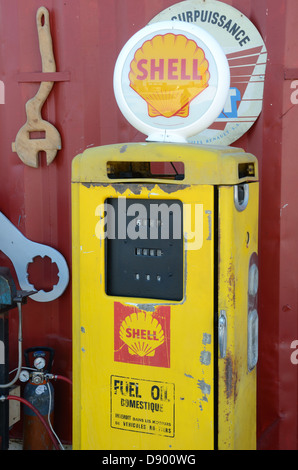 Vintage Shell-Zapfsäule oder Gas Pump Frankreich Stockfoto