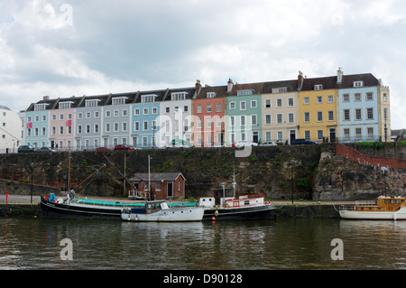 Eine Terrasse von bunten Häusern in Redcliffe Parade gesehen auf den schwimmenden Hafen in Bristol. Stockfoto