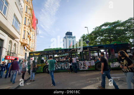 Istanbul, Türkei. 6. Juni 2013.  Am 31. Mai gewalttätig bisher friedlicher Protest gegen den Abriss der Gezi-Park und den Bau von einem anderen Shopping-Mall in seinen Platz am Taksim-Platz, als die Polizei die Demonstranten mit Tränengas und Wasser Kanonen in den frühen Morgenstunden Angriff. Ein zwei Tage Kampf mit extremen und ungerechten Polizeibrutalität gefolgt. Schließlich Polizei zog und seitdem Taksim-Platz und Gezi-Park sind von einer großen Vielfalt der türkischen Bürger besetzt. Viele Zelte und Übernachtung. Foto: CLAUDIA WIENS/Alamy Live-Nachrichten Stockfoto