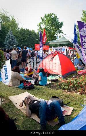 Istanbul, Türkei. 6. Juni 2013.  Am 31. Mai gewalttätig bisher friedlicher Protest gegen den Abriss der Gezi-Park und den Bau von einem anderen Shopping-Mall in seinen Platz am Taksim-Platz, als die Polizei die Demonstranten mit Tränengas und Wasser Kanonen in den frühen Morgenstunden Angriff. Ein zwei Tage Kampf mit extremen und ungerechten Polizeibrutalität gefolgt. Schließlich Polizei zog und seitdem Taksim-Platz und Gezi-Park sind von einer großen Vielfalt der türkischen Bürger besetzt. Viele Zelte und Übernachtung. Foto: CLAUDIA WIENS/Alamy Live-Nachrichten Stockfoto