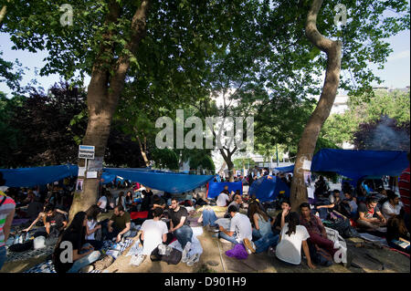 Istanbul, Türkei. 6. Juni 2013.  Am 31. Mai gewalttätig bisher friedlicher Protest gegen den Abriss der Gezi-Park und den Bau von einem anderen Shopping-Mall in seinen Platz am Taksim-Platz, als die Polizei die Demonstranten mit Tränengas und Wasser Kanonen in den frühen Morgenstunden Angriff. Ein zwei Tage Kampf mit extremen und ungerechten Polizeibrutalität gefolgt. Schließlich Polizei zog und seitdem Taksim-Platz und Gezi-Park sind von einer großen Vielfalt der türkischen Bürger besetzt. Viele Zelte und Übernachtung. Foto: CLAUDIA WIENS/Alamy Live-Nachrichten Stockfoto