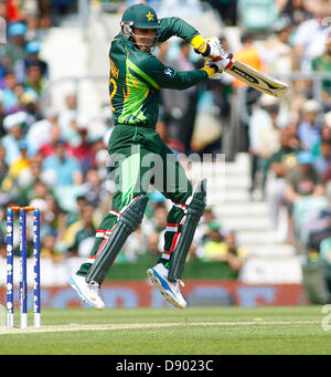 LONDON, ENGLAND - 07. Juni: Pakistans Misbah-Ul-Haq Batting während der ICC Champions Trophy international Cricket-Match zwischen Pakistan und The West Indies in The Oval Cricket Ground am 7. Juni 2013 in London, England. (Foto von Mitchell Gunn/ESPA) Stockfoto