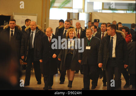 4. März 2012 - Moskau, Russland - im Bild: März 04,2012. Moskau, Russland. Russlands Ministerpräsident Vladimir Putin mit seiner Frau Lyudmila Putina (c) im Wahllokal... Der russische Präsident Vladimir Putin und seine Frau Ljudmila kündigte ihre Scheidung am Donnerstag, Juni 06,2013 nach fast 30 Jahren Ehe. (Kredit-Bild: © PhotoXpress/ZUMAPRESS.com) Stockfoto