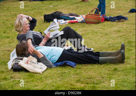 Frauen entspannen liegen auf dem Rasen bei Hay Festival 2013 Hay on Wye Powys Wales UK Stockfoto