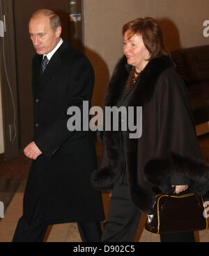 2. Dezember 2007 - im Moskau - Bild: Dezember 02,2007. Moskau, Russland. Russlands Präsident Vladimir Putin mit seiner Frau Lyudmila Putina (r) im Wahllokal in Moskau... Der russische Präsident Vladimir Putin und seine Frau Ljudmila kündigte ihre Scheidung am Donnerstag, Juni 06,2013 nach fast 30 Jahren Ehe. (Kredit-Bild: © PhotoXpress/ZUMAPRESS.com) Stockfoto