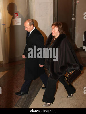 2. Dezember 2007 - im Moskau - Bild: Dezember 02,2007. Moskau, Russland. Russlands Präsident Vladimir Putin mit seiner Frau Lyudmila Putina (r) im Wahllokal in Moskau... Der russische Präsident Vladimir Putin und seine Frau Ljudmila kündigte ihre Scheidung am Donnerstag, Juni 06,2013 nach fast 30 Jahren Ehe. (Kredit-Bild: © PhotoXpress/ZUMAPRESS.com) Stockfoto