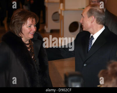 2. Dezember 2007 - im Moskau - Bild: Dezember 02,2007. Moskau, Russland. Russlands Präsident Vladimir Putin mit seiner Frau Lyudmila Putina (l) im Wahllokal in Moskau... Der russische Präsident Vladimir Putin und seine Frau Ljudmila kündigte ihre Scheidung am Donnerstag, Juni 06,2013 nach fast 30 Jahren Ehe. (Kredit-Bild: © PhotoXpress/ZUMAPRESS.com) Stockfoto