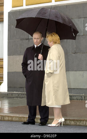 9. Mai 2005 - Moskau, Russland - im Bild: Mai 09,2005. Moskau, Russland. Russlands Präsident Vladimir Putin mit seiner Frau Lyudmila Putina... Der russische Präsident Vladimir Putin und seine Frau Ljudmila kündigte ihre Scheidung am Donnerstag, Juni 06,2013 nach fast 30 Jahren Ehe. (Kredit-Bild: © PhotoXpress/ZUMAPRESS.com) Stockfoto