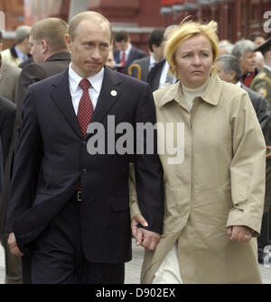 9. Mai 2005 - Moskau, Russland - im Bild: Mai 09,2005. Moskau, Russland. Russlands Präsident Vladimir Putin mit seiner Frau Lyudmila Putina... Der russische Präsident Vladimir Putin und seine Frau Ljudmila kündigte ihre Scheidung am Donnerstag, Juni 06,2013 nach fast 30 Jahren Ehe. (Kredit-Bild: © PhotoXpress/ZUMAPRESS.com) Stockfoto