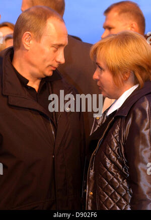 29. Mai 2003 - Moskau, Russland - im Bild: Mai 29,2003. Moskau, Russland. Russlands Präsident Vladimir Putin mit seiner Frau Lyudmila Putina in Moskau... Der russische Präsident Vladimir Putin und seine Frau Ljudmila kündigte ihre Scheidung am Donnerstag, Juni 06,2013 nach fast 30 Jahren Ehe. (Kredit-Bild: © PhotoXpress/ZUMAPRESS.com) Stockfoto