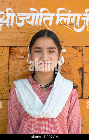 Eine Gymnasiast posiert für die Kamera in den Himalaya Stadt von Bharmour, Himachal Pradesh, Indien Stockfoto