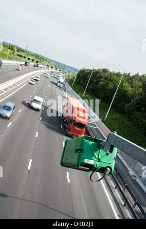 Rund um die Uhr Überwachung des Verkehrs auf der M25 London Orbital Autobahn in Essex. Stockfoto
