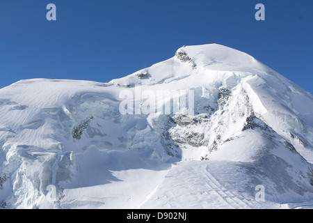 SAAS-FEE, WALLIS, SCHWEIZ. Den Gipfel des Berges Allalin und eines sichtbaren Gletschers. Stockfoto
