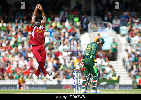 London, UK. 7. Juni 2013. West Indies Kieron Pollard und Pakistans Misbah-Ul-Haq während der ICC Champions Trophy internationalen Cricket match zwischen Pakistan und The West Indies in The Oval Cricket Ground am 7. Juni 2013 in London, England. (Foto von Mitchell Gunn/ESPA/Alamy Live-Nachrichten) Stockfoto