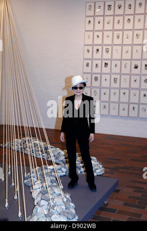 Humlebæk, Dänemark. 6. Juni 2013. Yoko Ono unterhält die Presse bei ihrer Installation "Morgen Balken" in Louisiana, das Museum of Modern Art zwischen Kopenhagen und Elsinore. Ihre Hälfte A Wind zeigen, eine Retrospektive Ausstellung zeigt ab morgen und bis zum 29. September. Es ist die bisher größte Ausstellung in Europa durch den 80 Jahre alten Künstler. Bildnachweis: Niels Quist/Alamy Live-Nachrichten Stockfoto