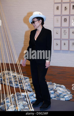 Humlebæk, Dänemark. 6. Juni 2013. Yoko Ono unterhält die Presse bei ihrer Installation "Morgen Balken" in Louisiana, das Museum of Modern Art zwischen Kopenhagen und Elsinore. Ihre Ausstellung "Half-A-Wind zeigen", eine Retrospektive zeigt ab morgen und bis zum 29. September. Es ist die bisher größte Ausstellung in Europa durch den 80 Jahre alten Künstler. Bildnachweis: Niels Quist/Alamy Live-Nachrichten Stockfoto