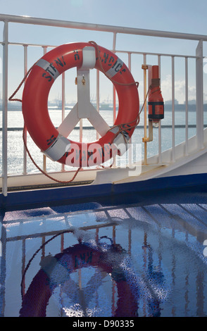 Rettungsring auf eine Fährverbindung Stockfoto