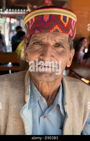 Ein Gaddi tribesman schaut die Kamera im Himalaya Stadt Bharmour, Himachal Pradesh, Indien Stockfoto