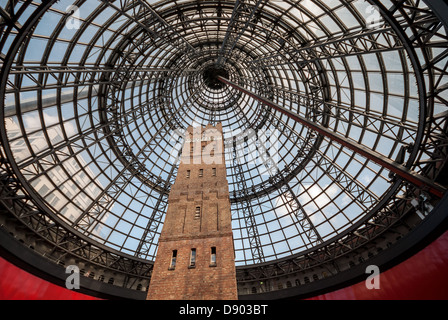 Architekturglas und Stahl Turm über der historischen Shot Tower in Melbourne Central Stockfoto