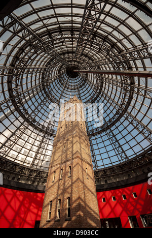 Architekturglas und Stahl Turm über der historischen Shot Tower in Melbourne Central Shopping Mall. Stockfoto