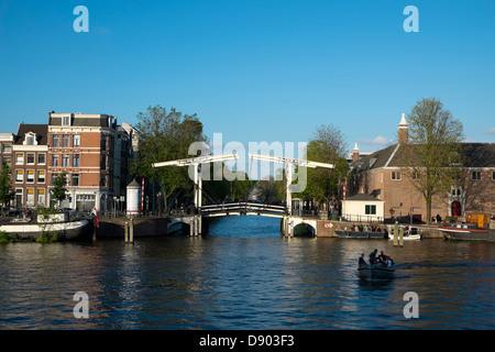 Niederlande, Amsterdam, Kanal-Szene am Fluss Amstel Stockfoto