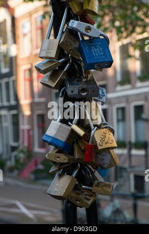 Niederlande, Amsterdam, Fahrradschlösser, Kettenbrücke befestigt Stockfoto