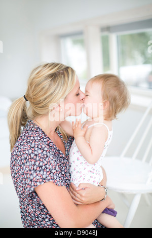 Mutter Tochter küssen Stockfoto