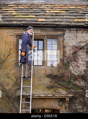 Das Dorf Montacute in Somerset, wo Bewohner des Landes höchste Lebenserwartung - ein älterer Mann Reparatur erwarten können Stockfoto