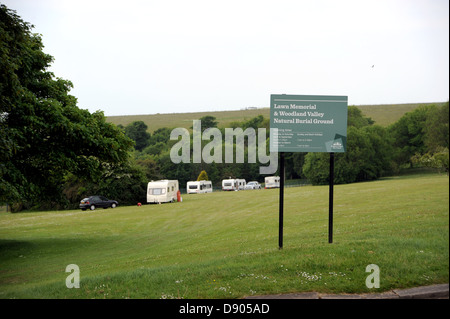 Reisende haben sich weiterentwickelt, neben dem Lawn Memorial und Woodland Tal natürliche Beerdigung Boden Woodingdean Brighton UK zu landen Stockfoto