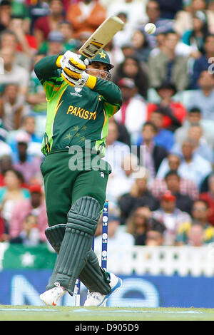 London, UK. 7. Juni 2013. Pakistans Misbah-Ul-Haq Batting während der ICC Champions Trophy international Cricket-Match zwischen Pakistan und The West Indies in The Oval Cricket Ground am 7. Juni 2013 in London, England. (Foto von Mitchell Gunn/ESPA/Alamy Live-Nachrichten) Stockfoto