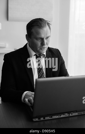 Geschäftsmann mit laptop Stockfoto