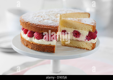 Victoria-Biskuit mit Himbeeren und Sahne Stockfoto