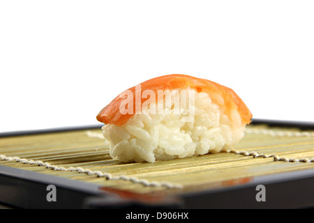 Die Thunfisch-Sushi auf dem Teller in Seite betrachtet. Stockfoto