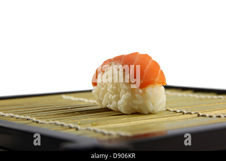 Die Thunfisch-Sushi auf dem Teller in Seite betrachtet. Stockfoto