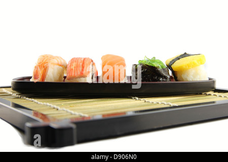 Die Meeresfrüchte, Sushi auf dem Teller in der Seite angezeigt. Stockfoto