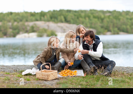 Eltern und 2 Kinder Pilze sammeln Stockfoto