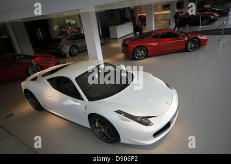 WEIßE & roten FERRARI 458 ITALIA Autos WILMSLOW ENGLAND 22. Februar 2013 Stockfoto